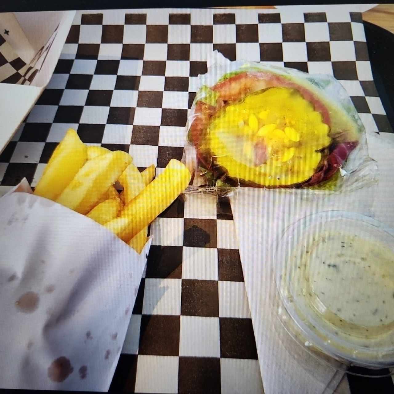 Papas, salsa ranch y vegetales 
