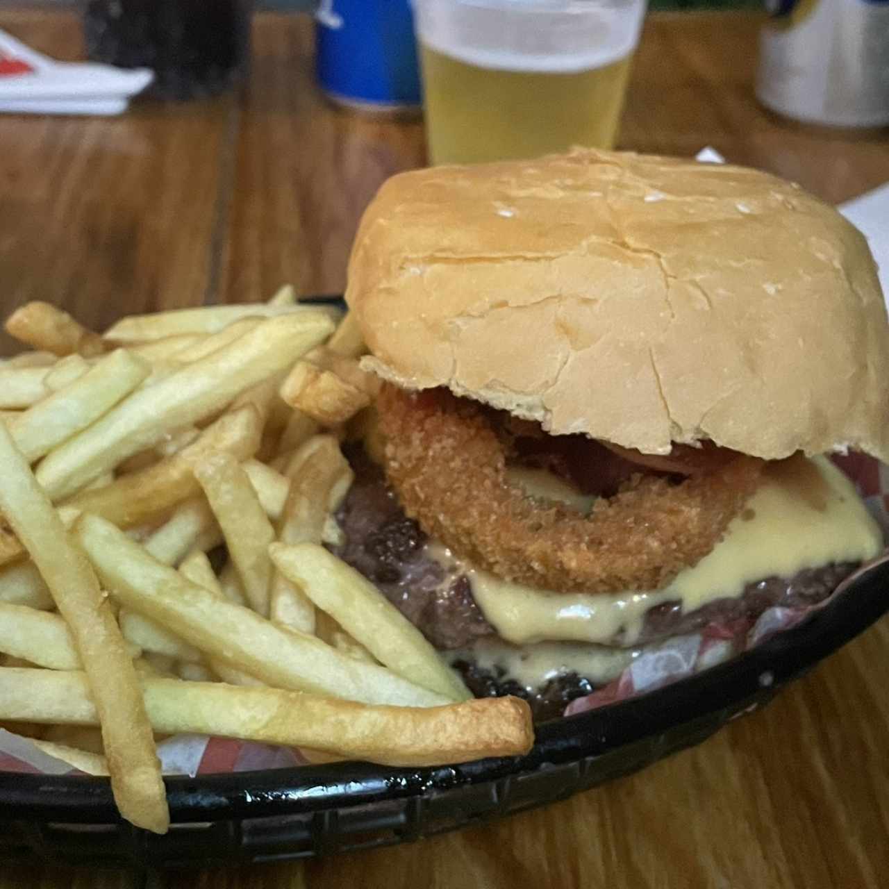 Hamburguesa Todo Carnes $8 con papas