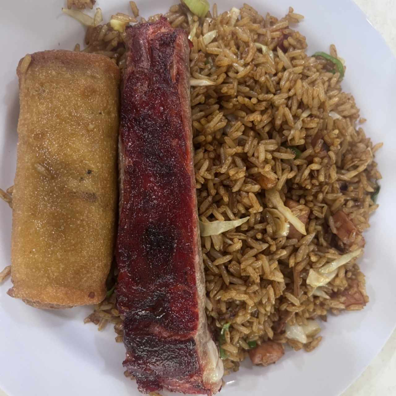 Arroz, costilla y lumpia, EXCELENTE!!