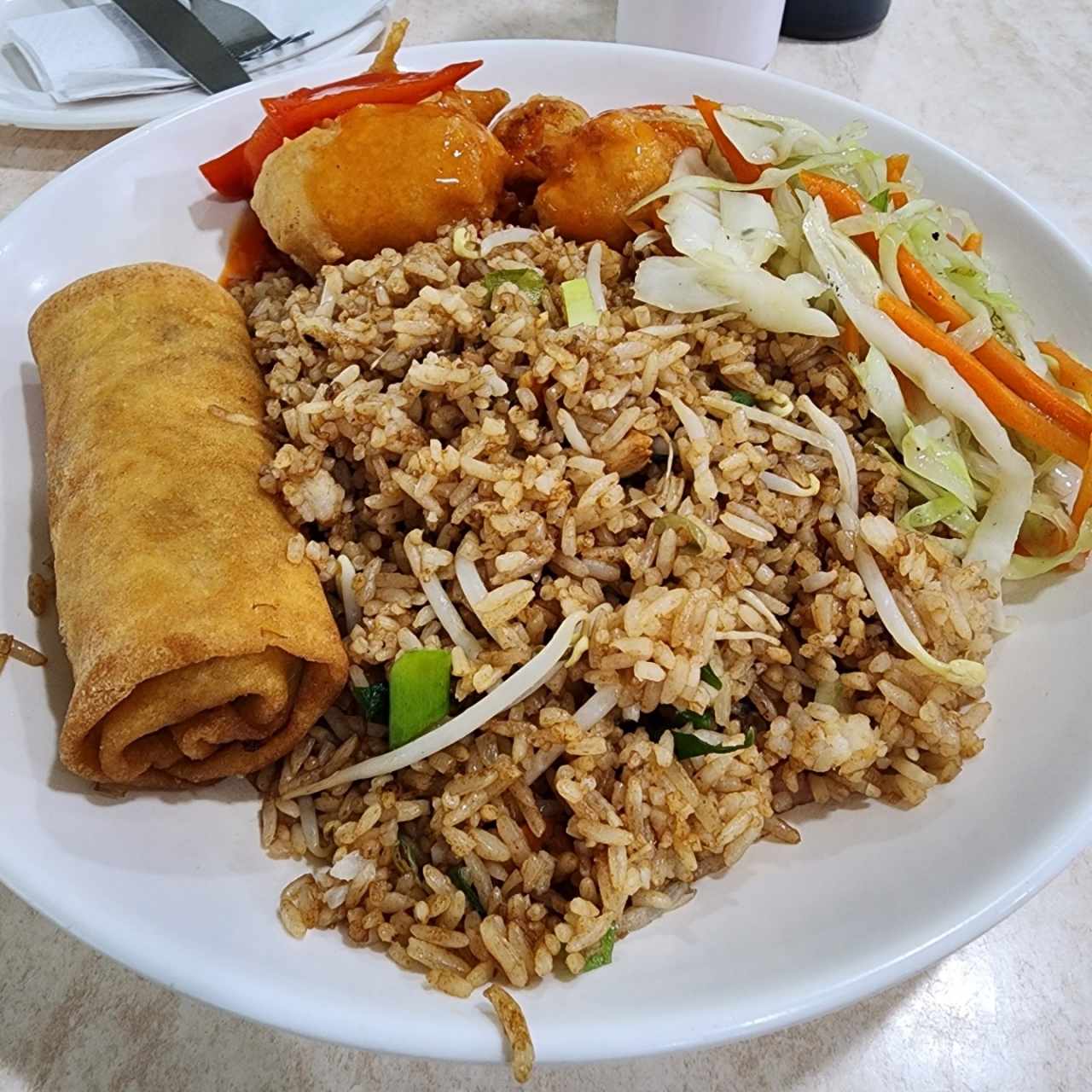 Combo de arroz, lumpia, chop suey y pollo agridulce