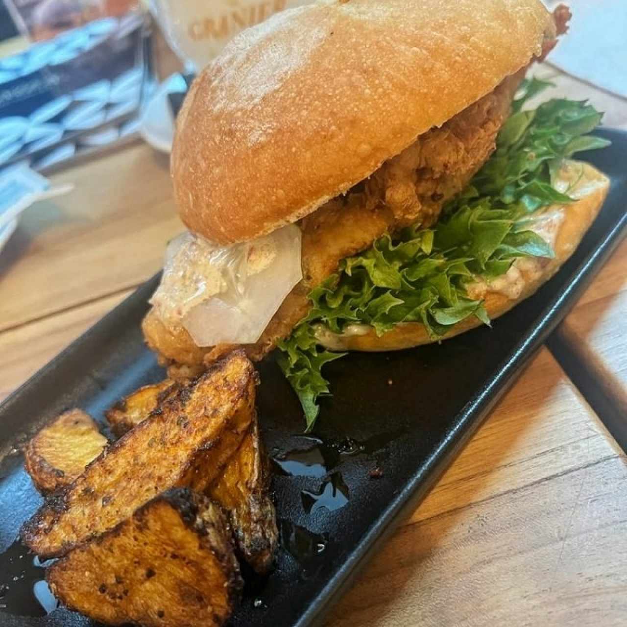Hamburguesa de Pollo con papás Rústicas