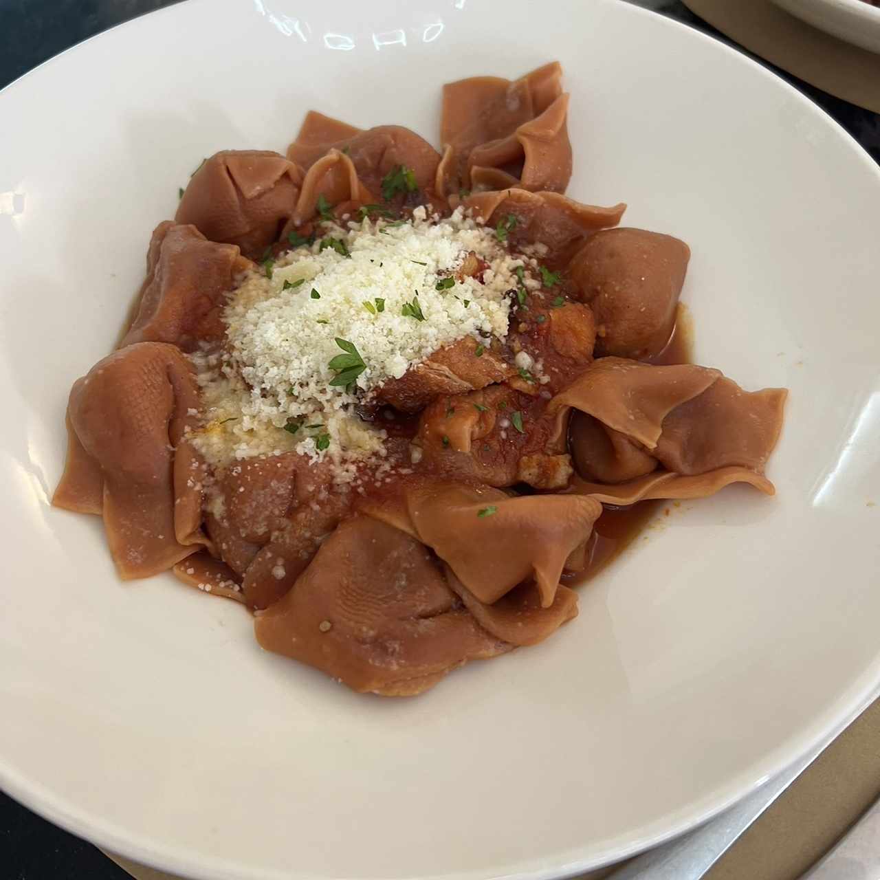 Tortelinis de queso de cabra con cebollas caramelozadas en salsa Amatriciana