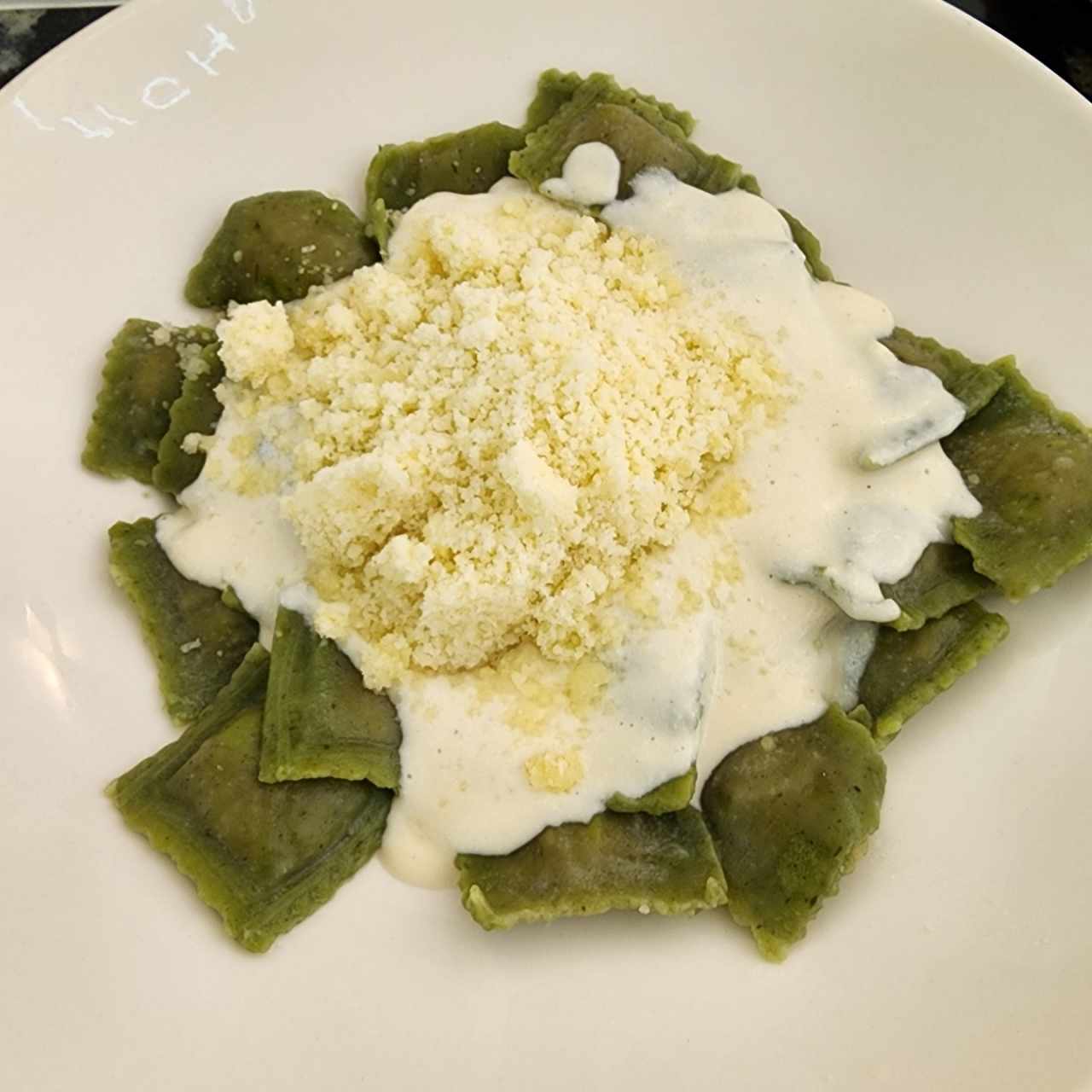 Tortellini de ricotta y espinaca en salsa 5 quesos 