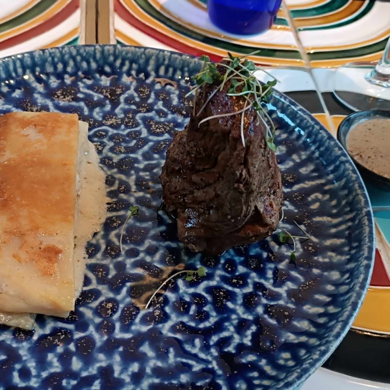 lomito tres pimientas con milhojas de papa 
