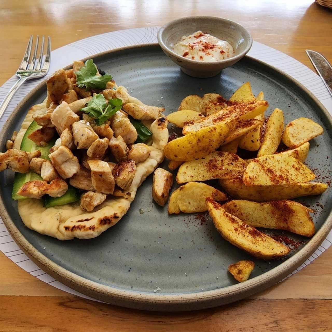 Gyros de pollo en finas hierbas y papas