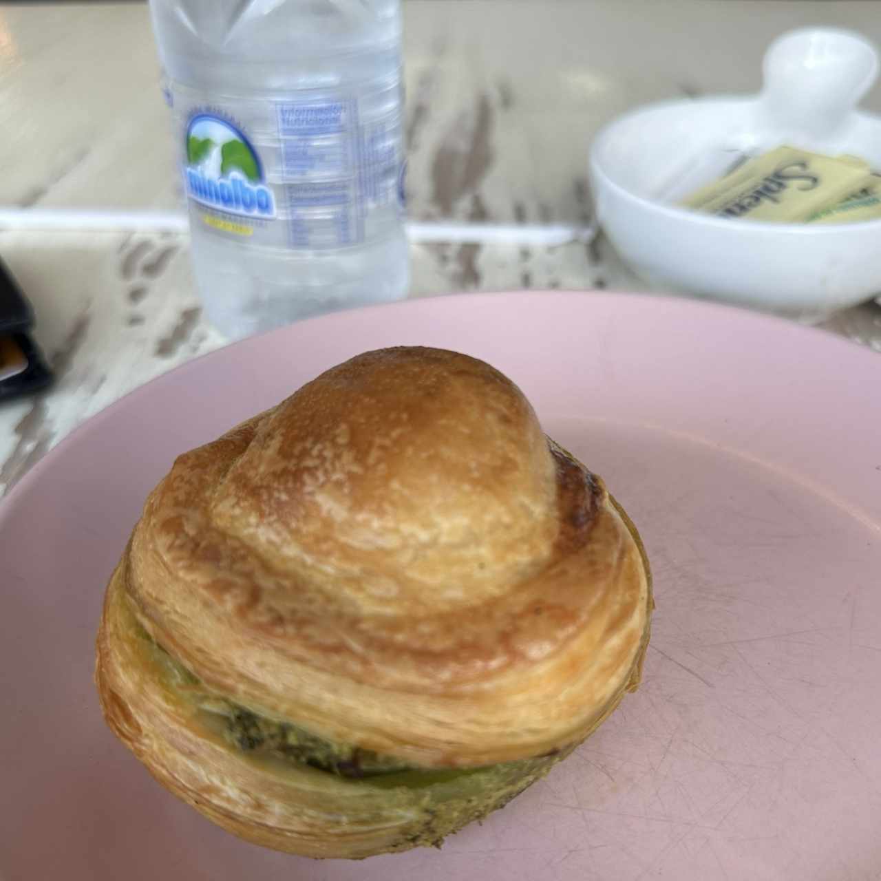 Pastel horneado de pesto con queso de cabra
