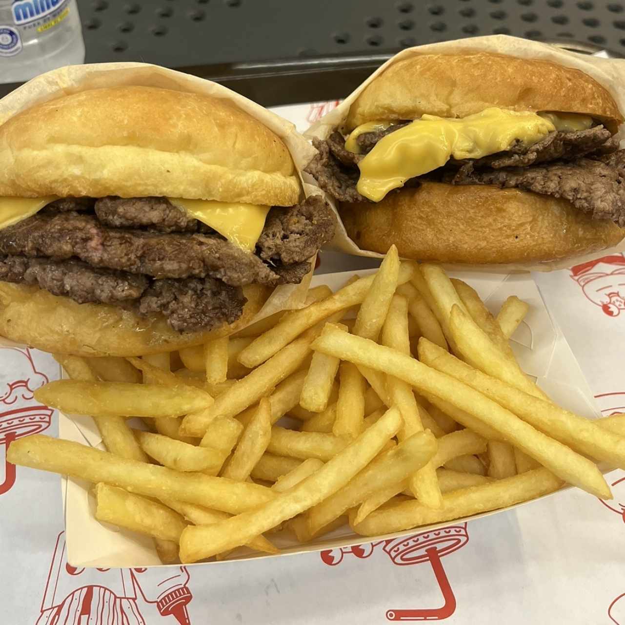 Hambuguesas cheese burger con papas 