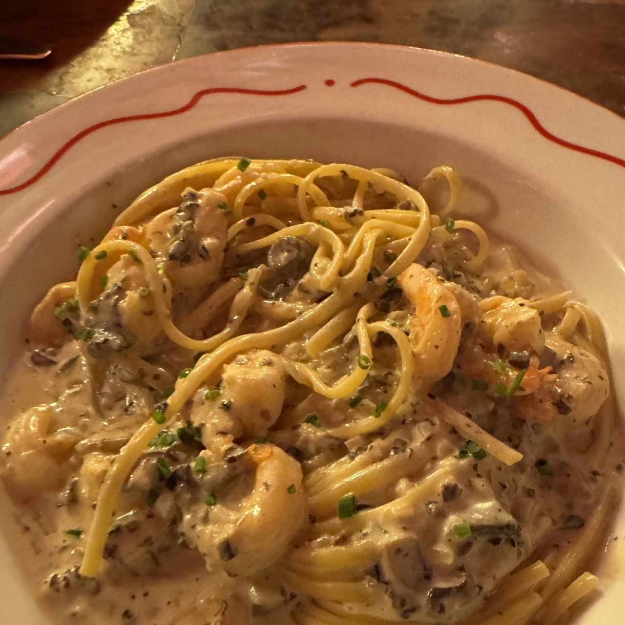 Pasta xon camarones, champiñones y trufa
