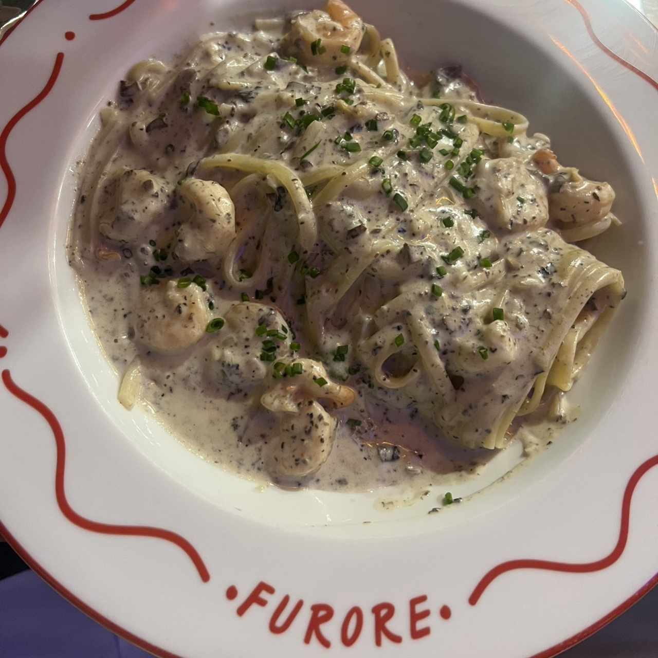Pasta con camarones a la crema trufada