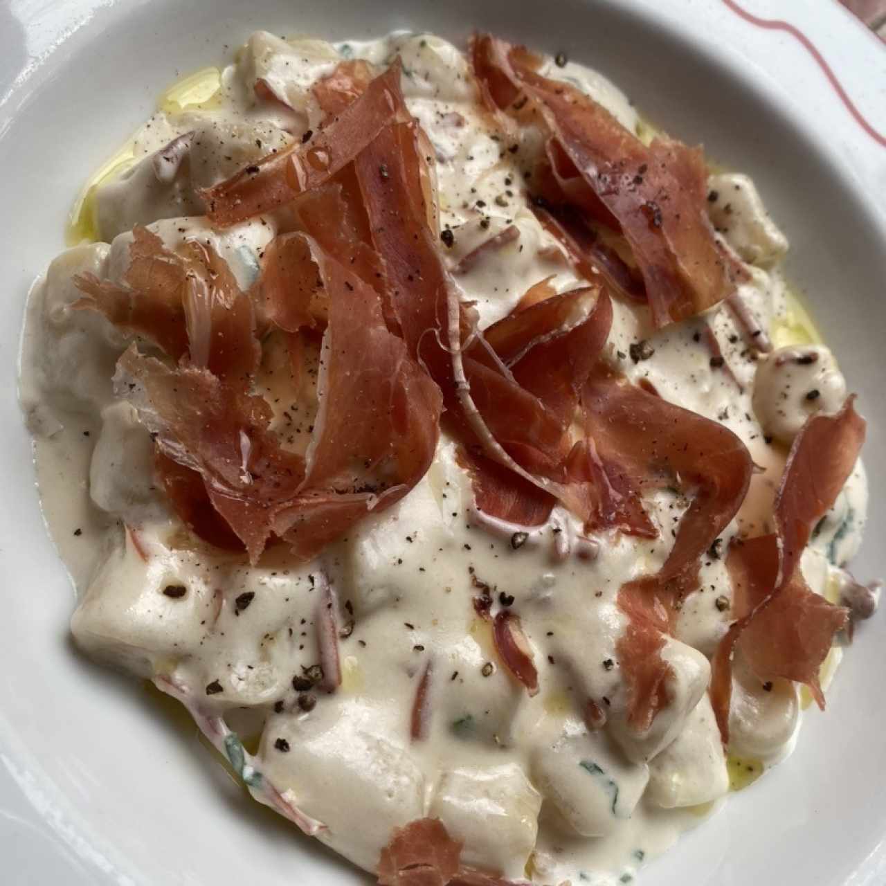 Ñoquis con salsa blanca y prosciutto crudo