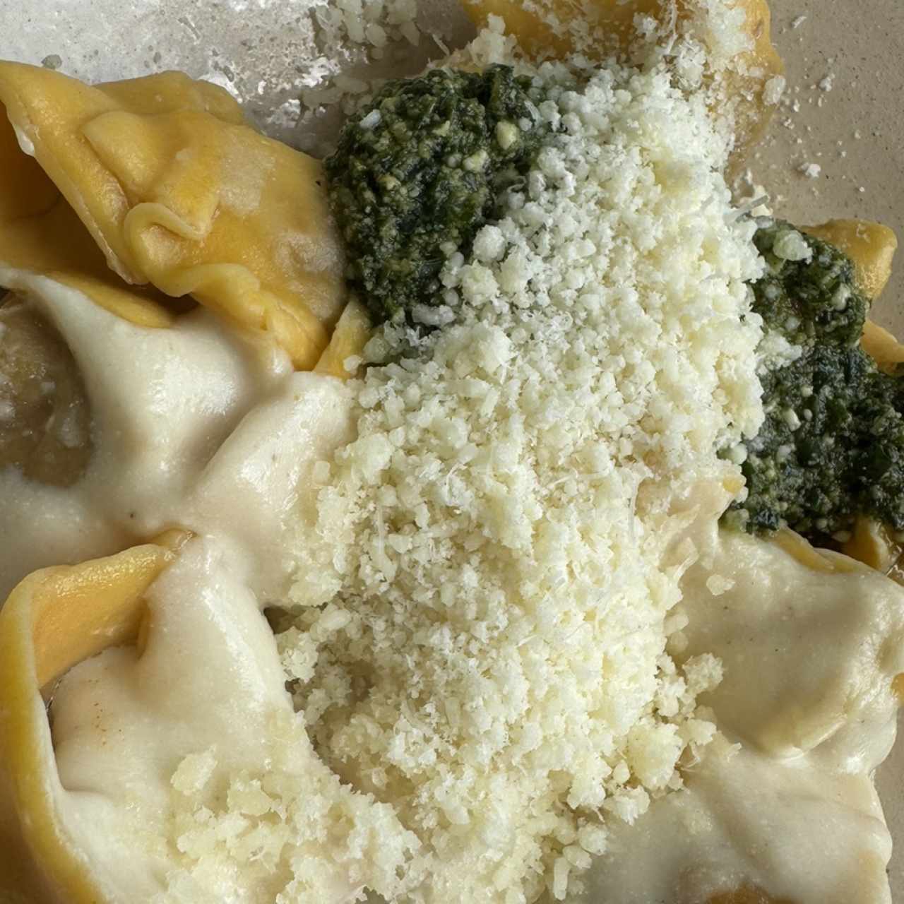 Tortelinis de carne con salsa 4 quesos y pesto