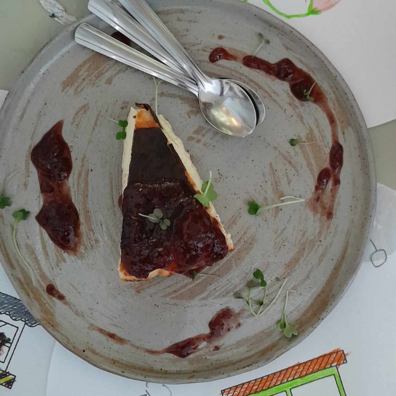 La torta de queso con topping de frutos rojos 