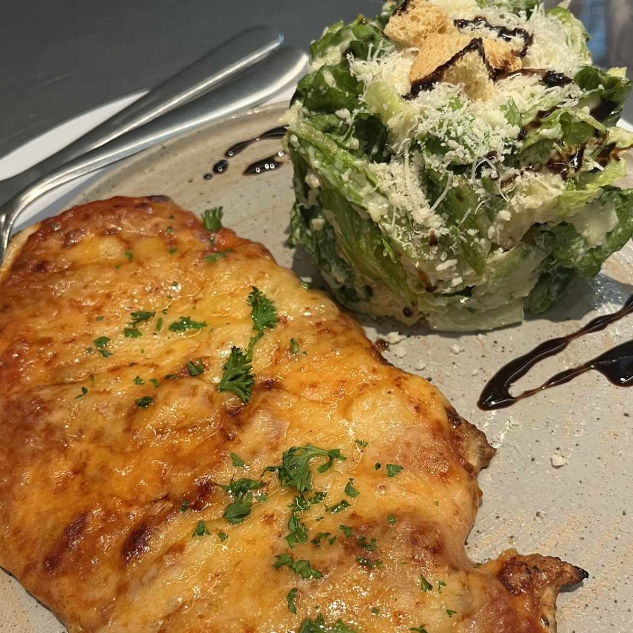 Pollo a la parmesana con ensalada César 