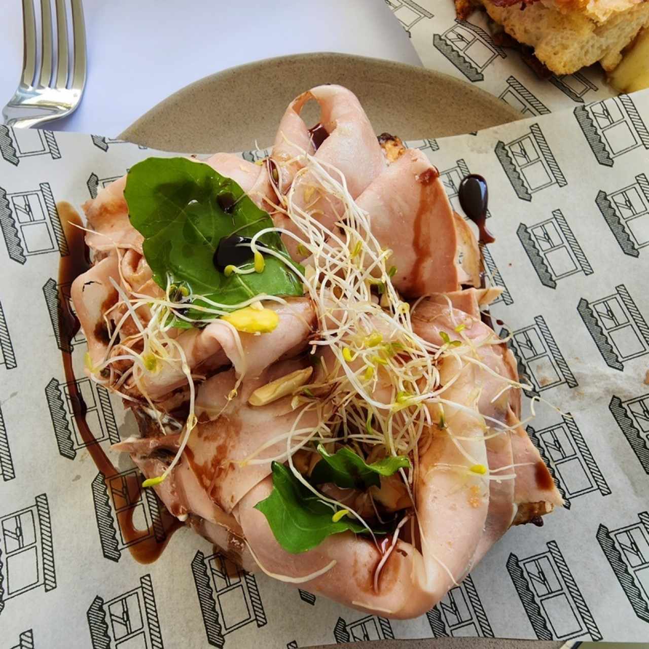 Mortadela con alfalfa y crema
