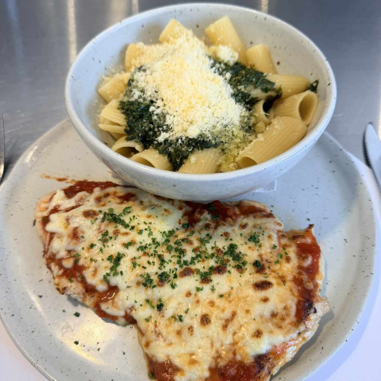 Parmesana + rigattone con pesto