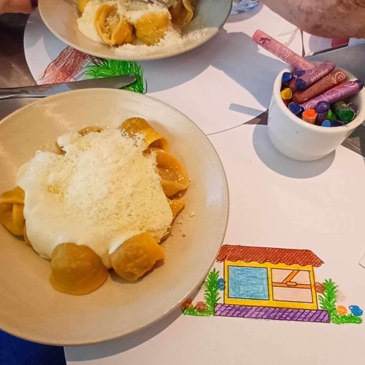 tortelinis de carne con salsa cuatro quesos