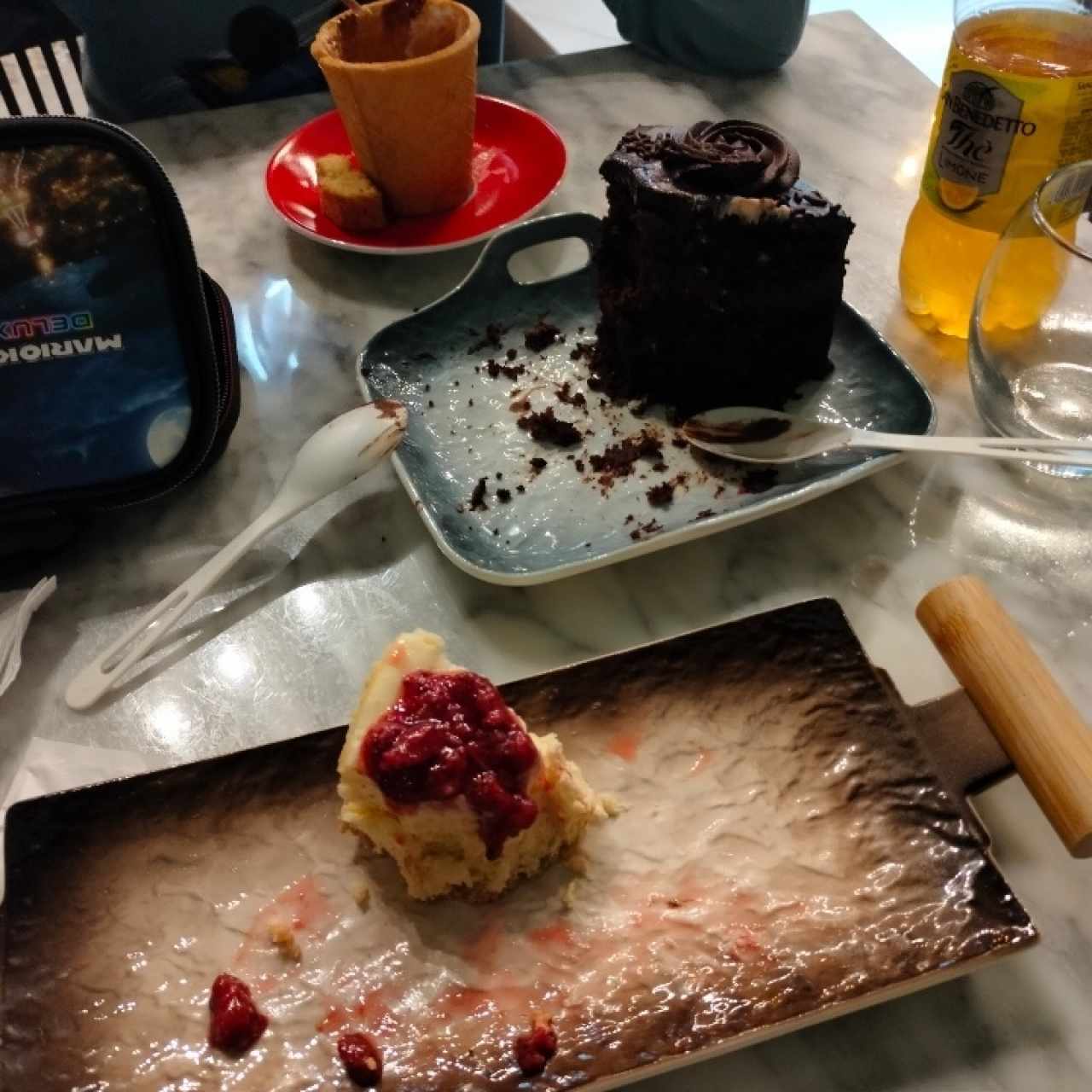 Cheesecake apelmazado. Torta fea y Toddy aguado en taza de galleta, la galleta estaba bien.