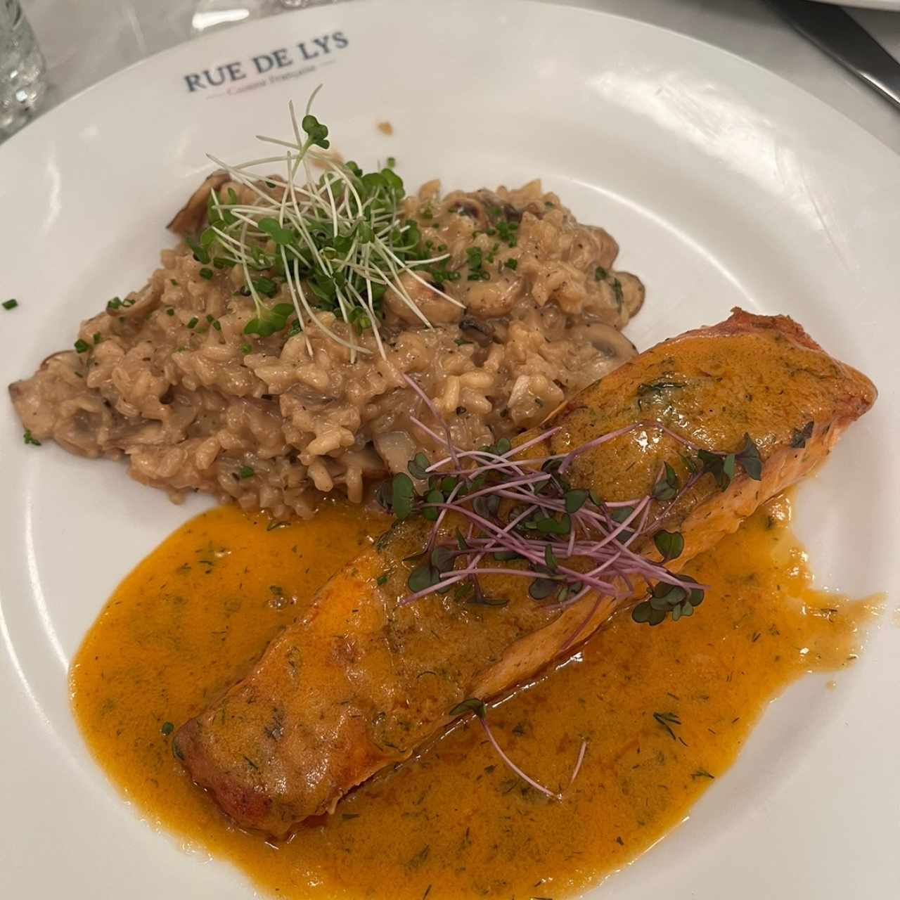 Salmon Au Citron acompañado de Risotto de Hongos