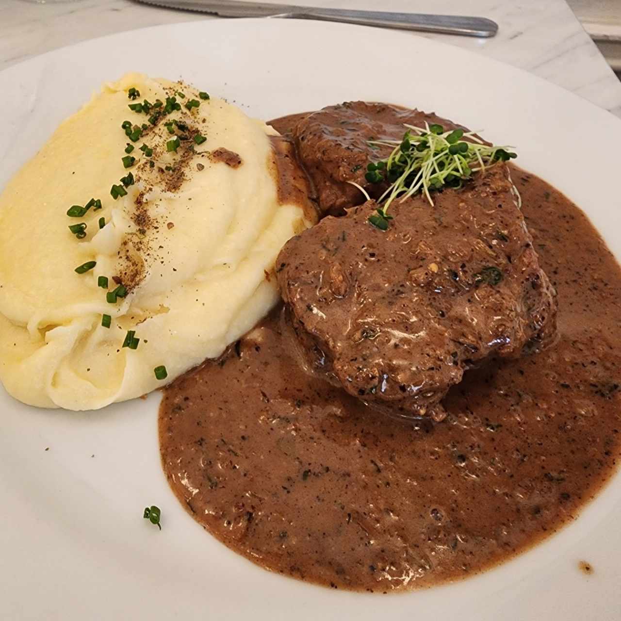 Filet au poivre + puré con hierbas 
