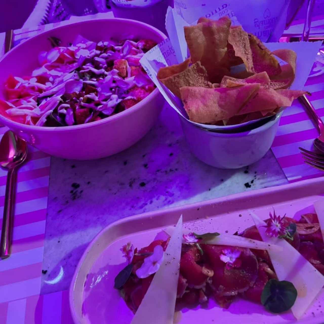 carpaccio y ensalada césar con salmón y chips