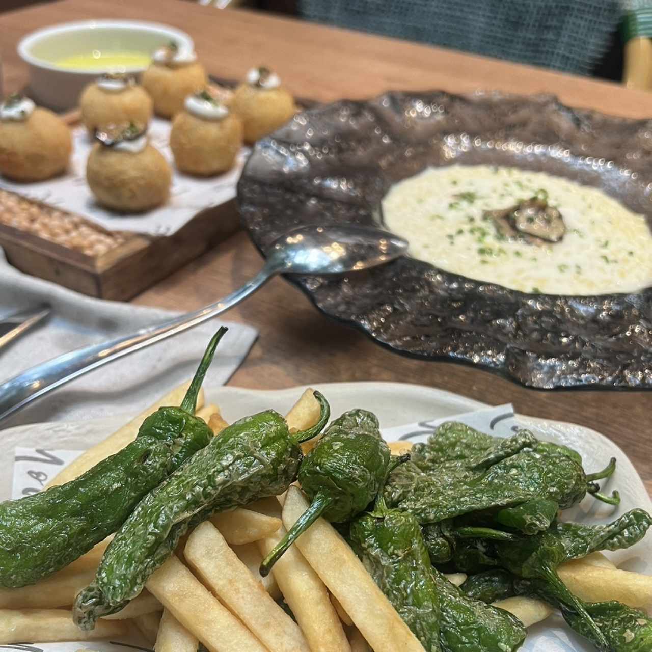Papas con pimientos al padron, croquetas, falso risotto de hongos trufado 