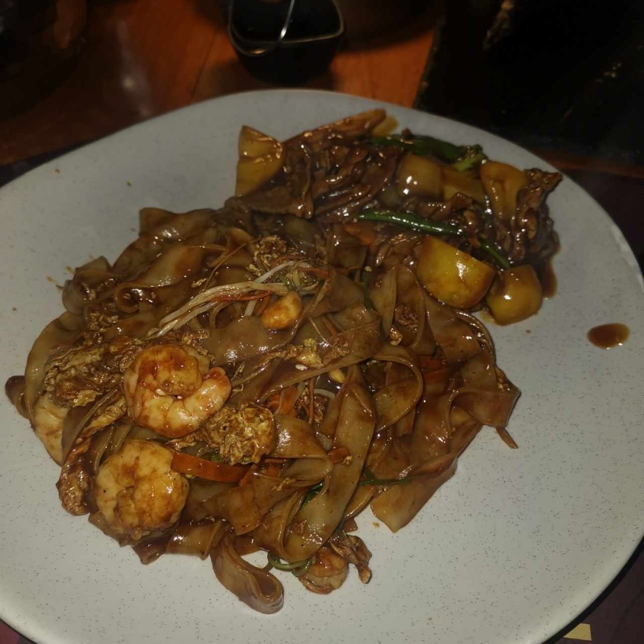 Pad thai y lomito en salsa de ostras