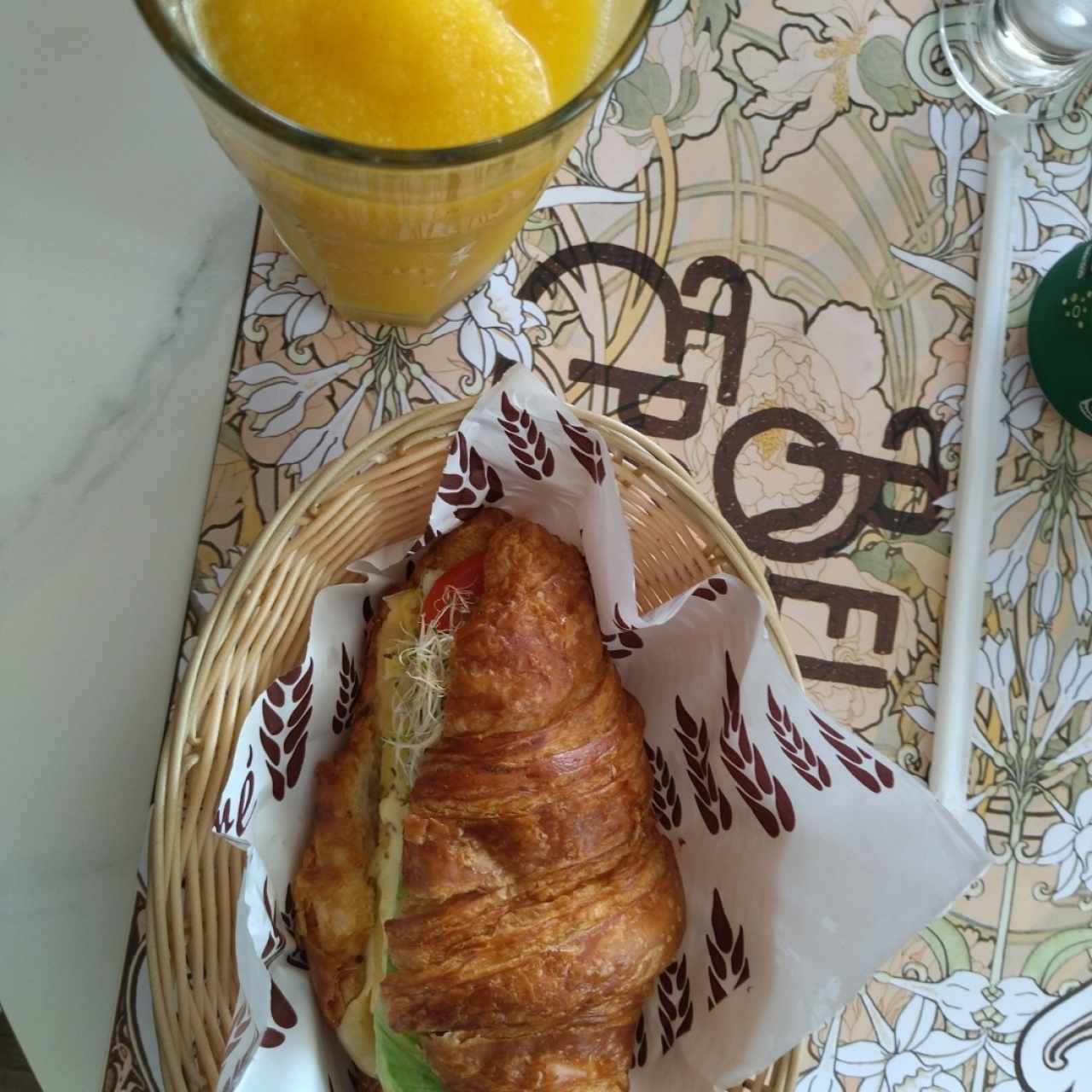 croissant especial con frappé de parchita 