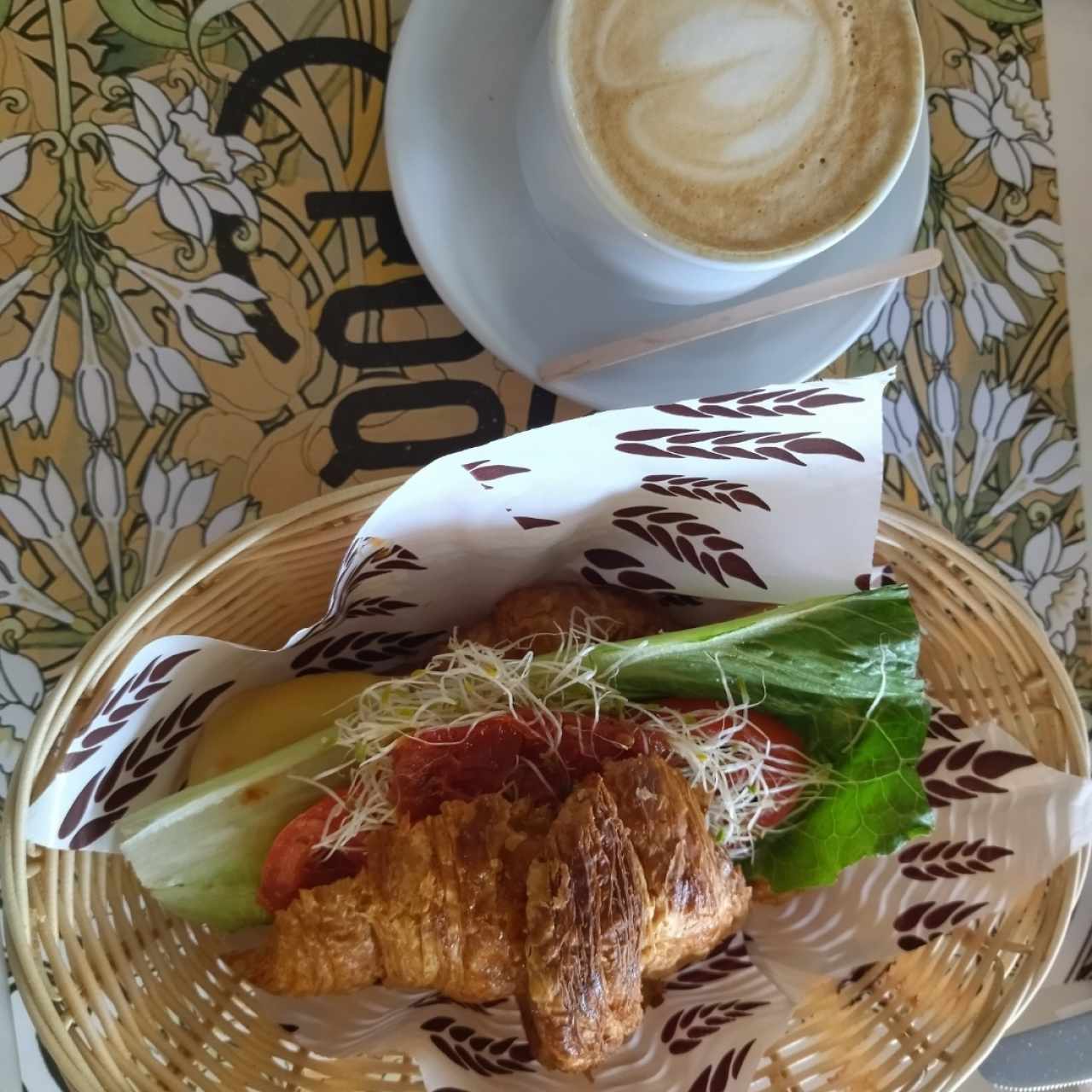 crossaints especial y café con leche