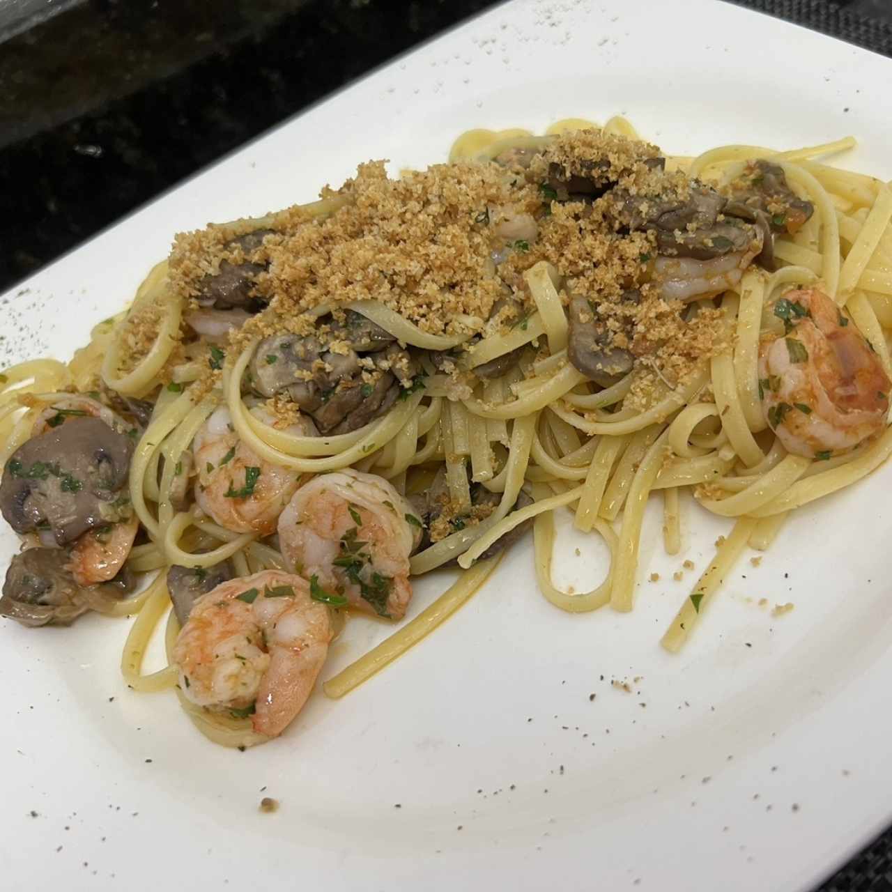 Liguine Aglio e Olio con Champiñones y Camarones