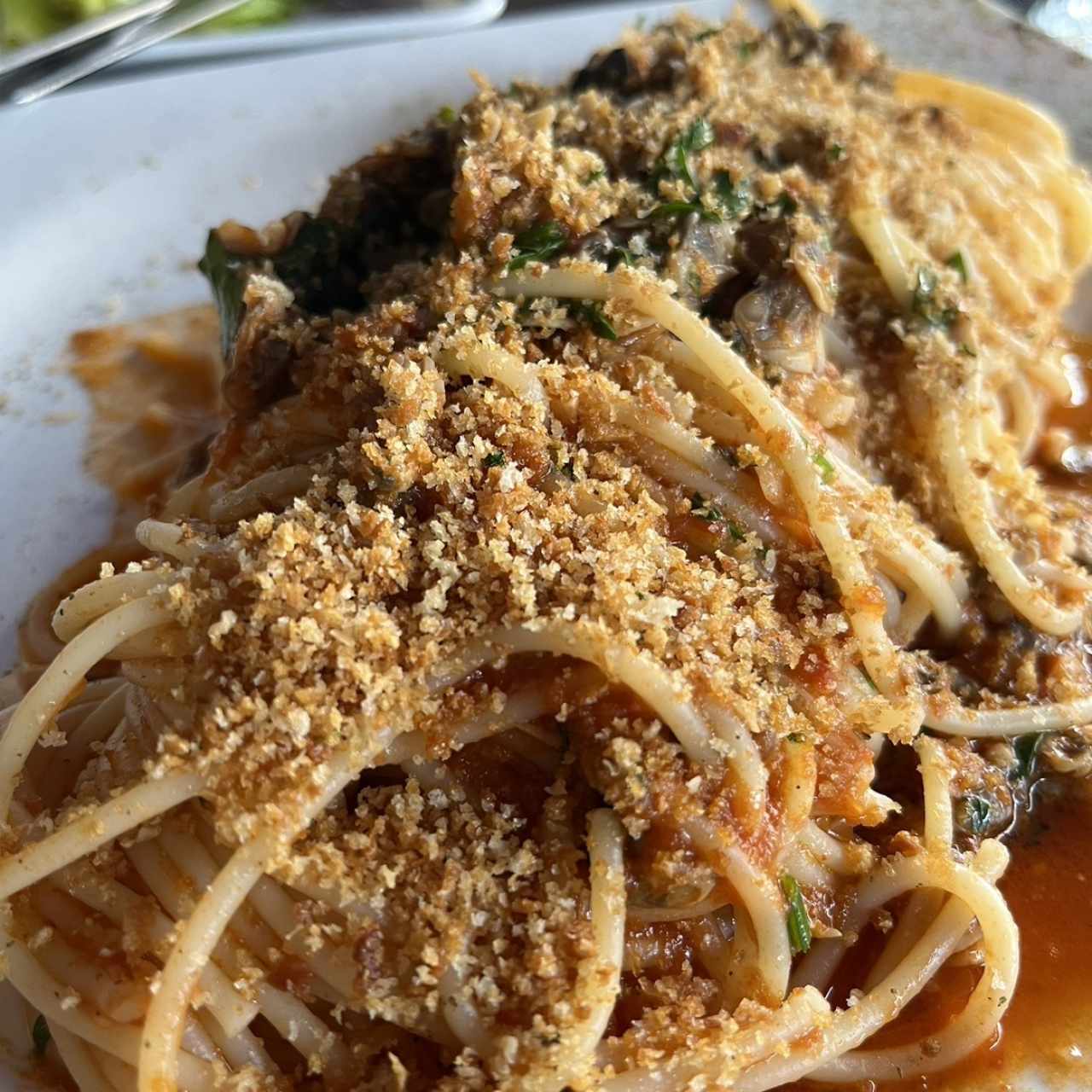 Pasta a la vongole con salsa roja 