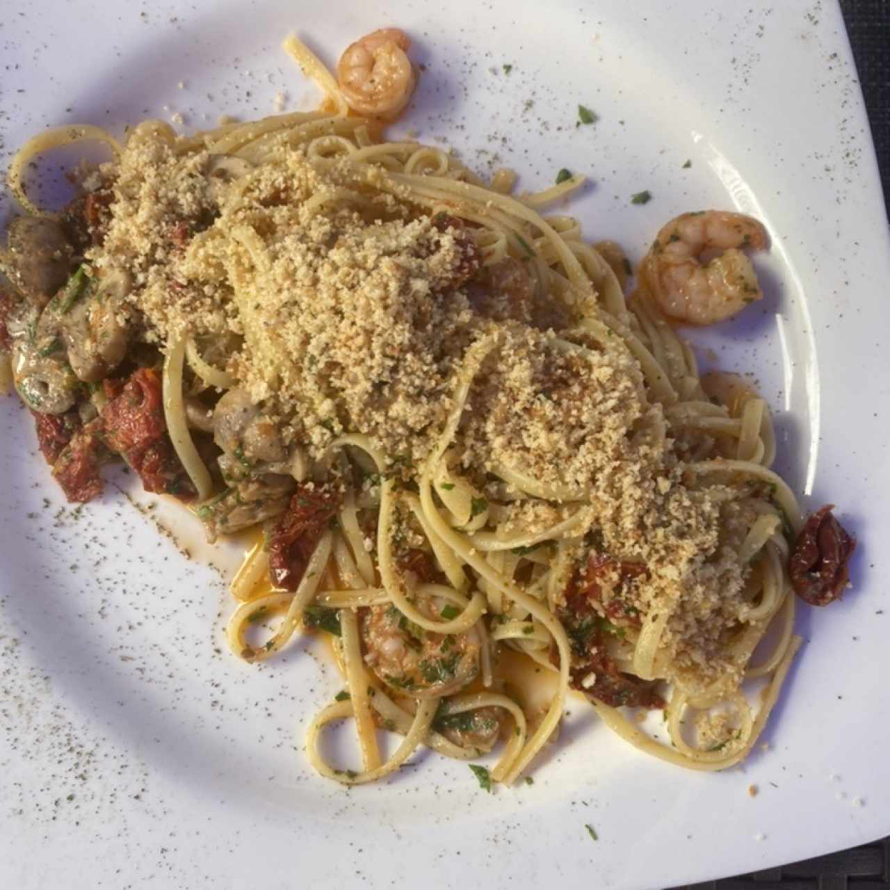 Camarones tomates secos y champiñones 