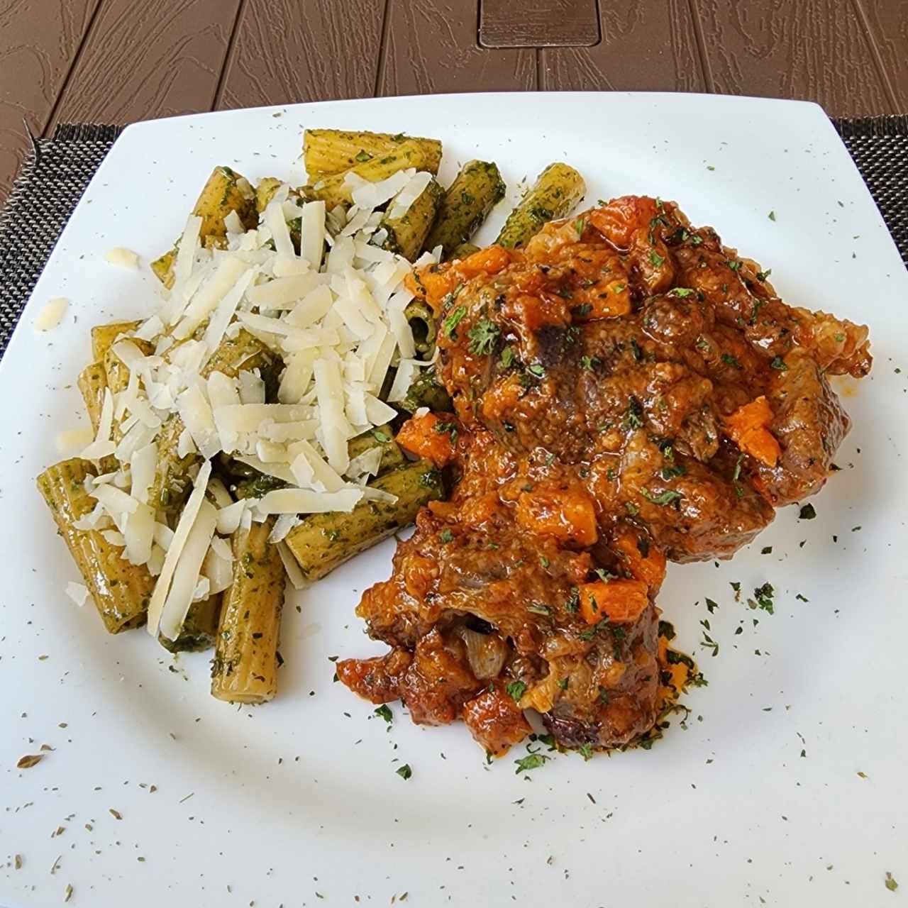 Osobuco con rigatoni al pesto 