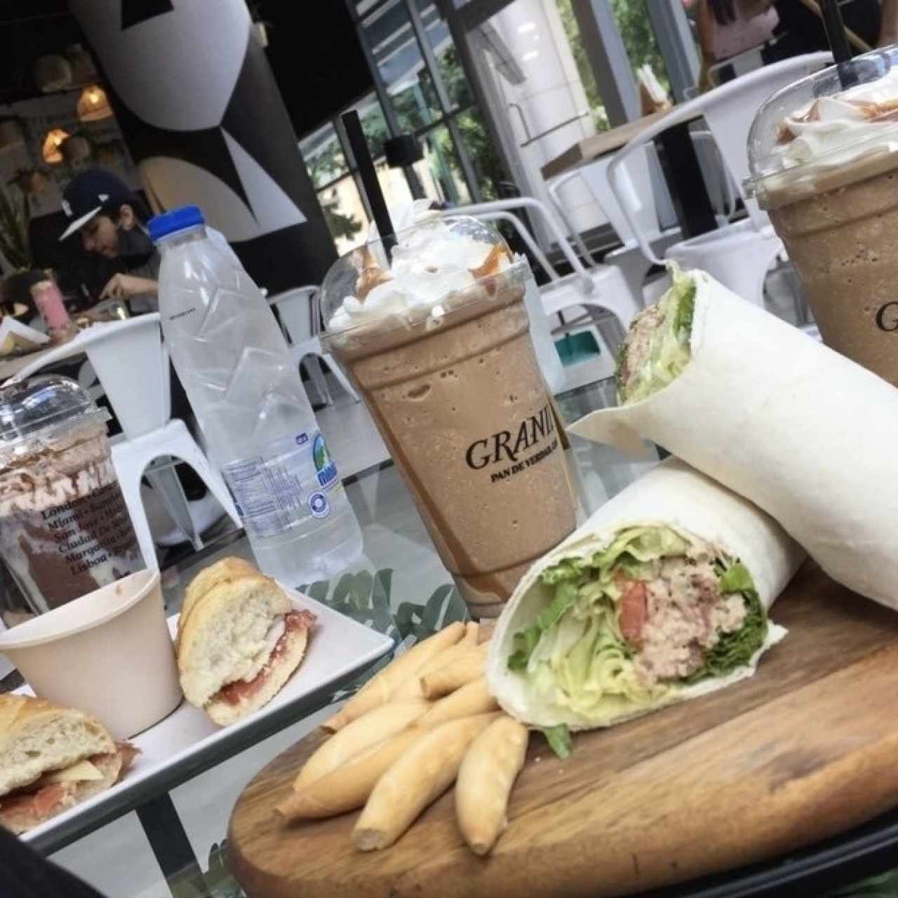 Bocadillo de Jamon Serrano, Wrap de Pollo, Iced Coffe de Chocolate, todo EXCELENTE!!