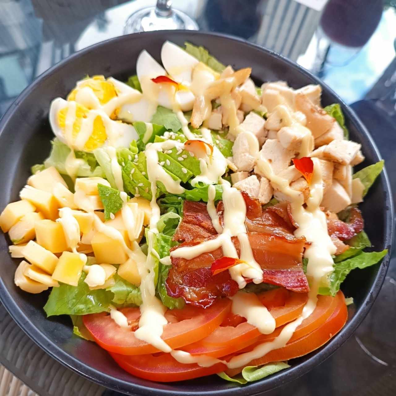 Ensalada Nicoise presentación y sabor excelente 