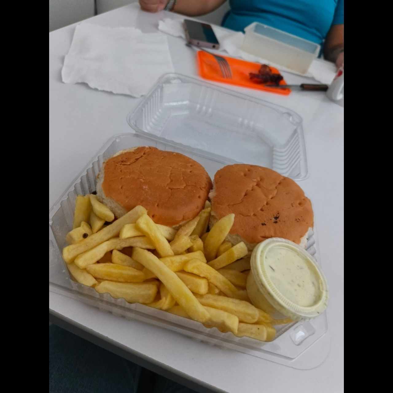 Combo de hamburguesas de pollo con papitas, salsa tártara, refresco y pan de coco. 