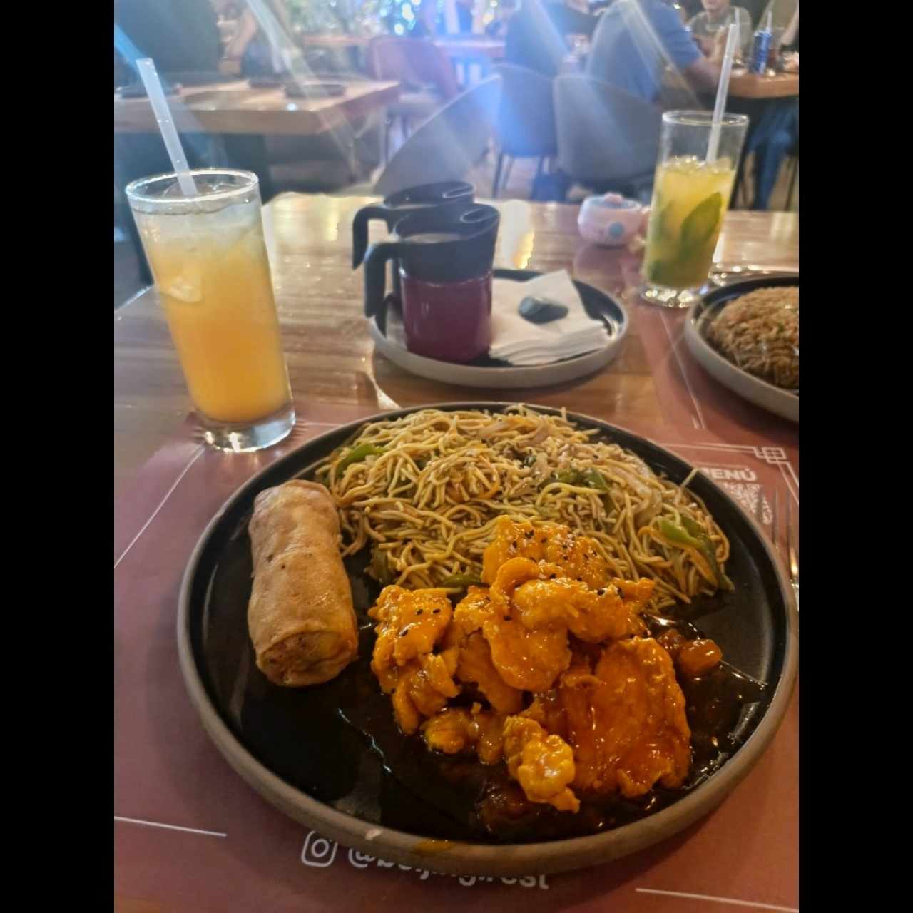 Pollo con miel, lo mein, lumpia y té con miel y limón 
