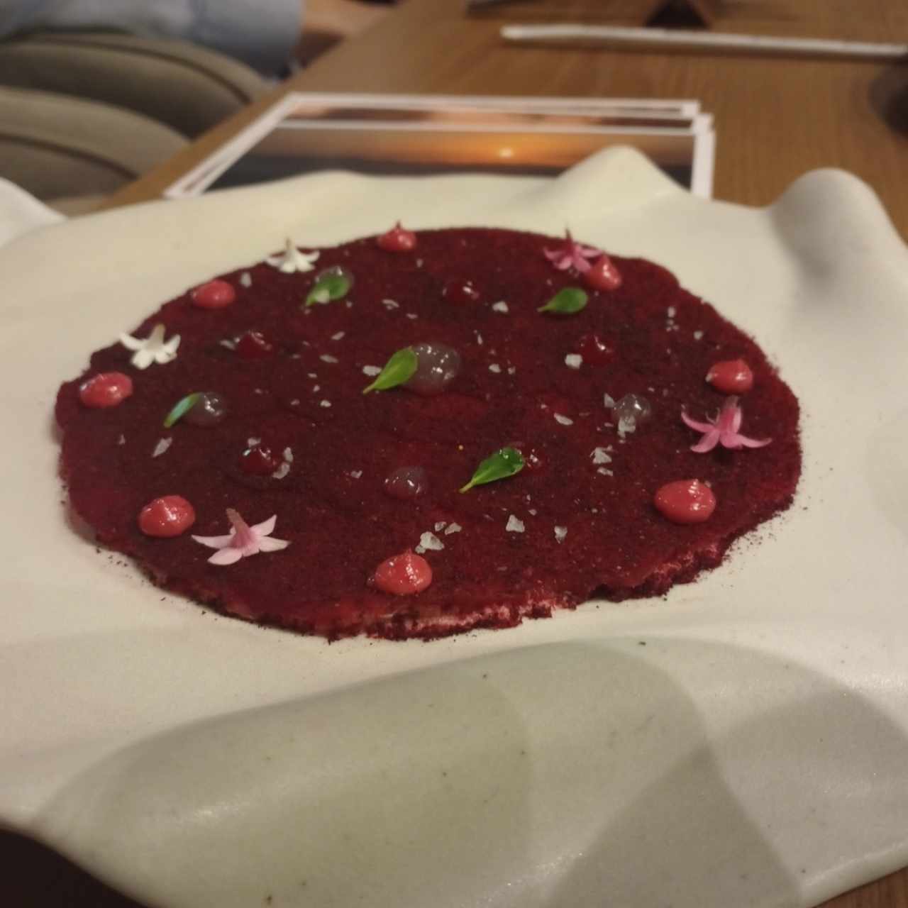 Carpaccio de remolacha con ricota de oveja y almendras