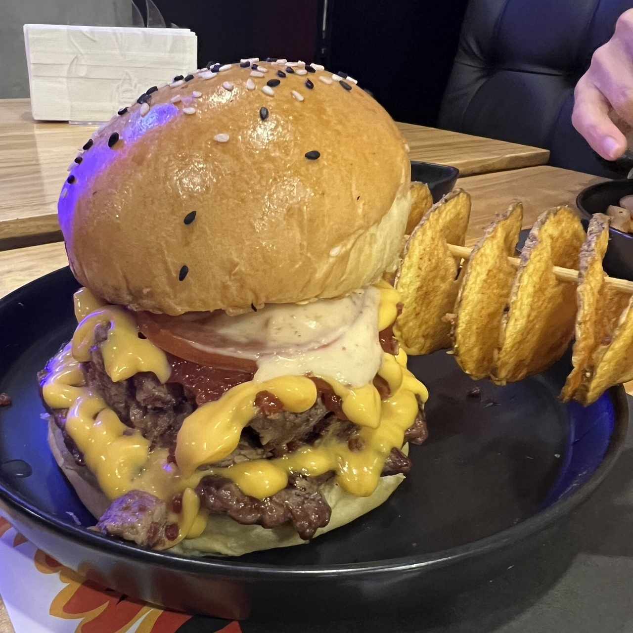 Hamburguesa Avellaneda con papas acordeón 