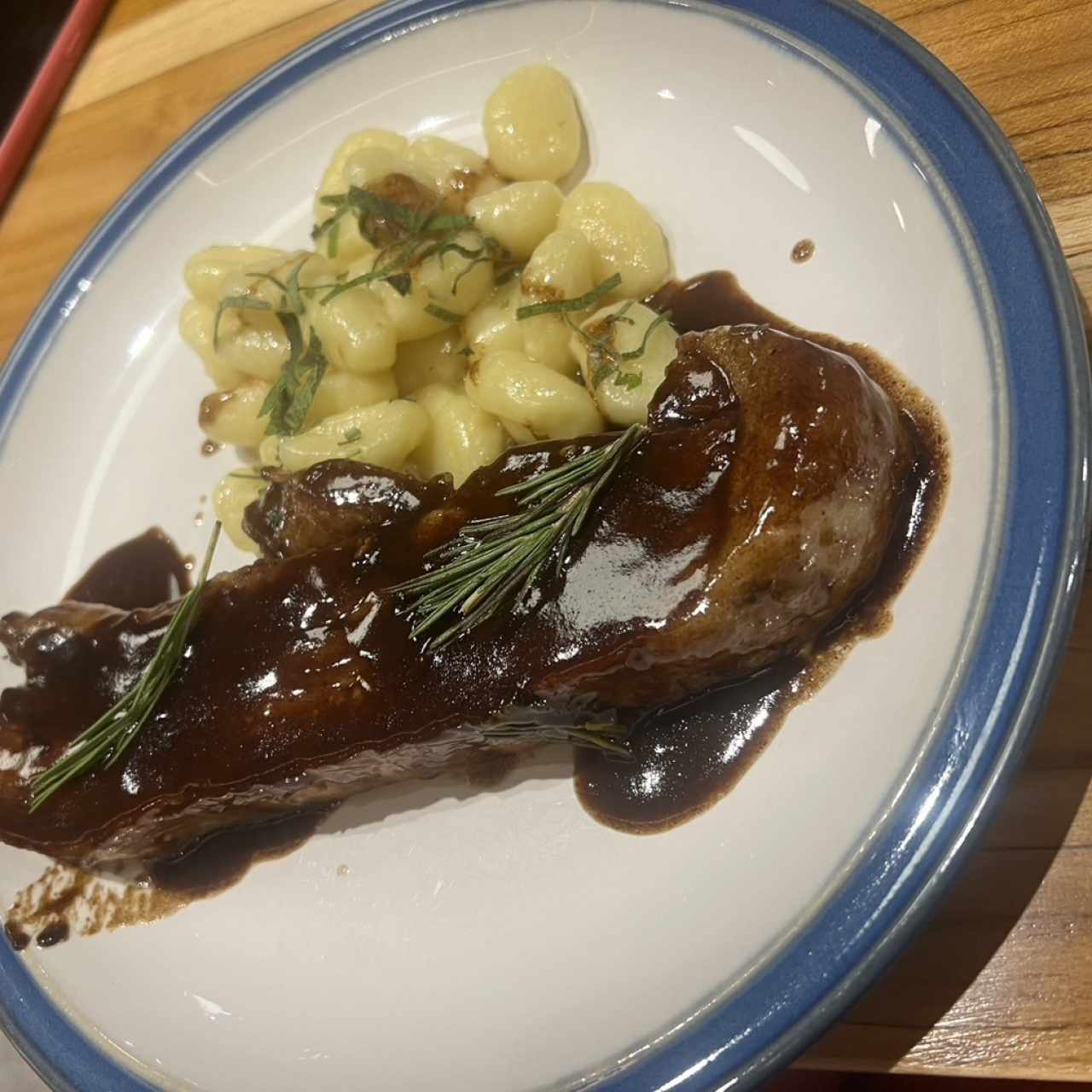 Costilla de cerdo con ñoquis