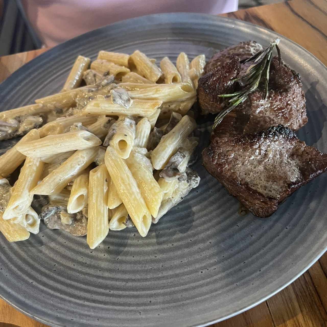Cartocho de lomito con pasta al fungi 