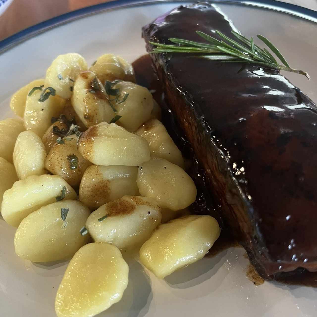 Costilla de cerdo con ñoquis en mantequilla y salvia