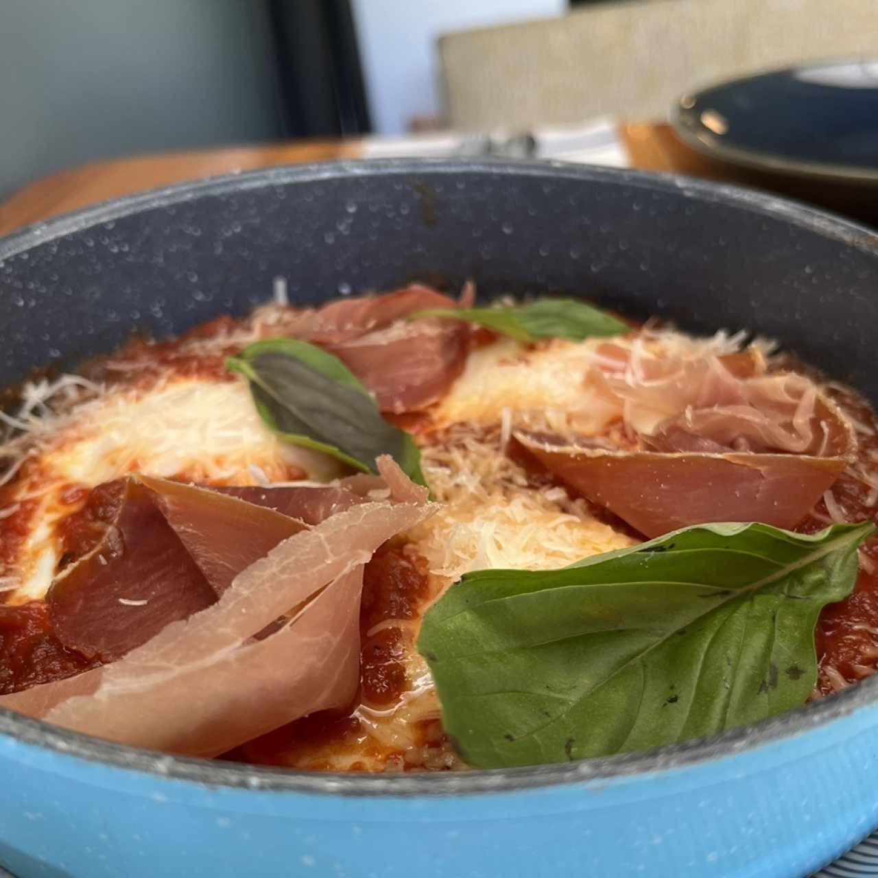 Huevos rotos con prosciutto 