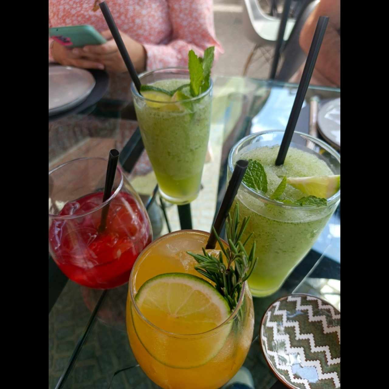 Limonada con yerbabuena, té de frutos rojos y té de parchita 