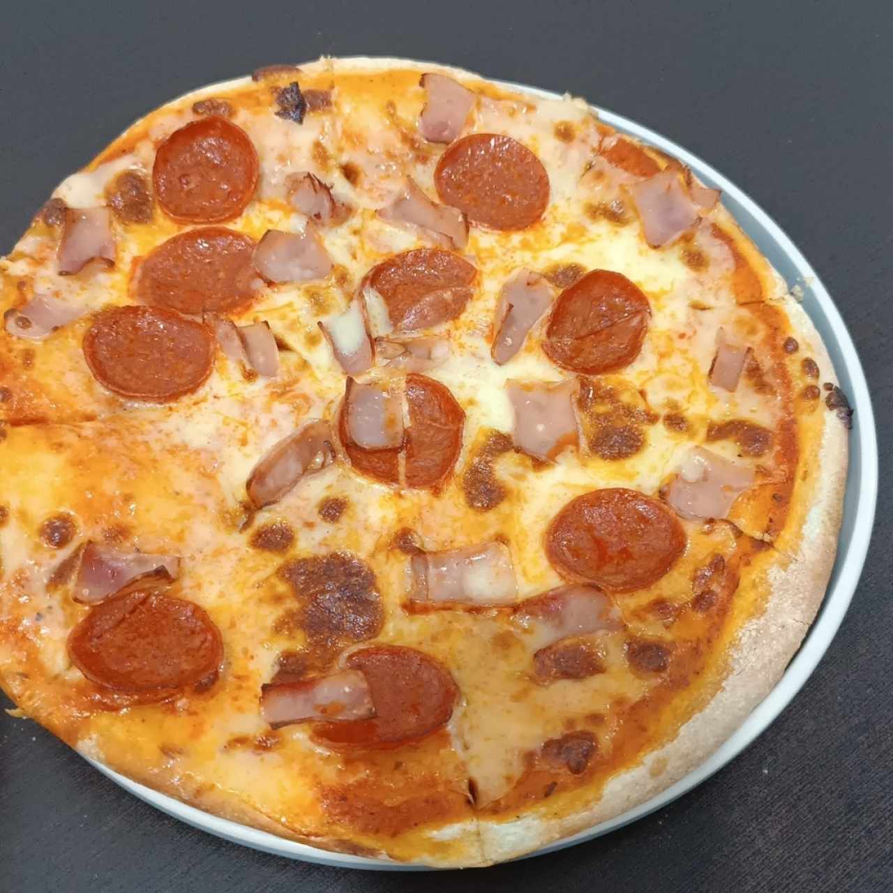 pizza de pepperoni y jamón 