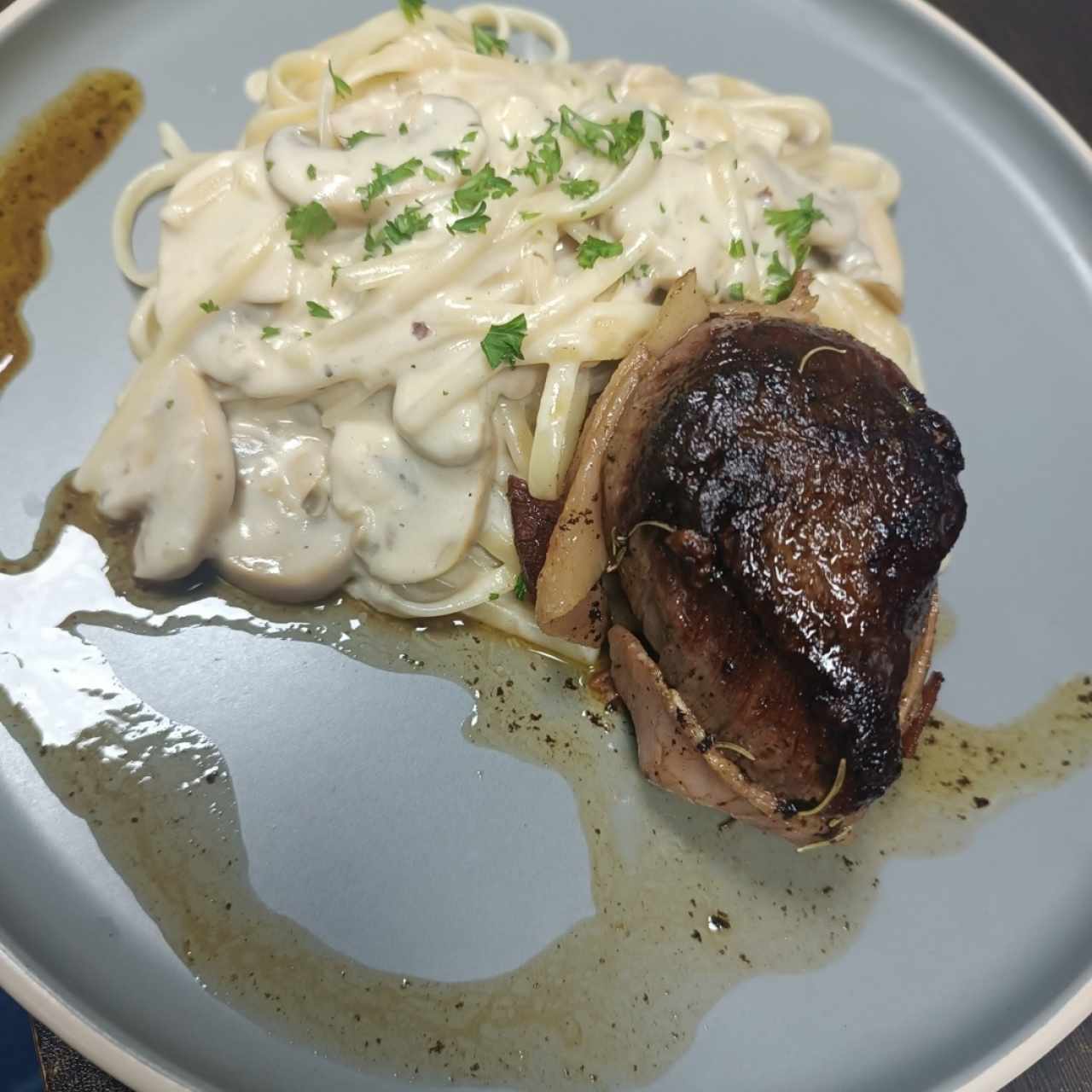 pasta cuatro quesos con medallón de lomito