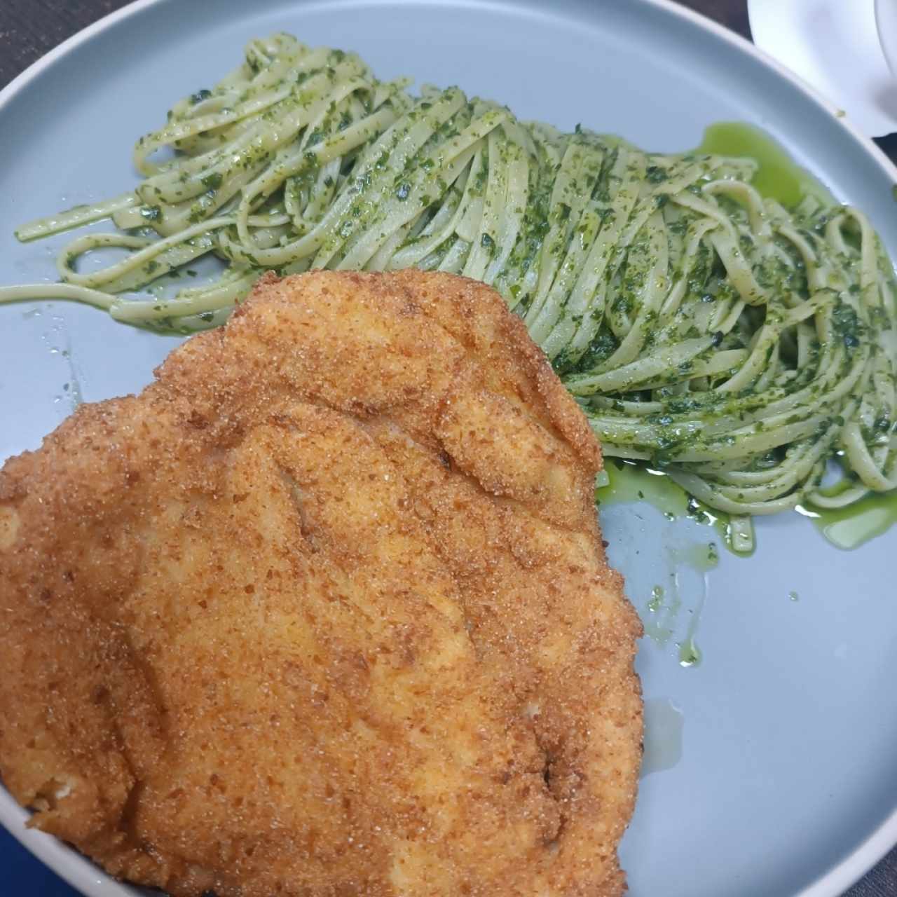 pasta al pesto y milanesa empanizada 