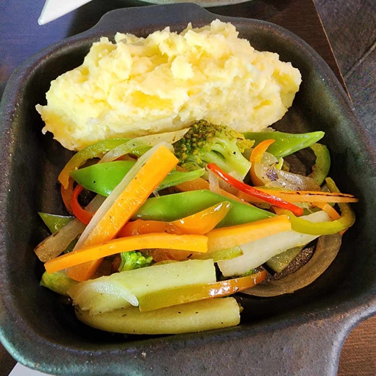 Puré y vegetales salteados
