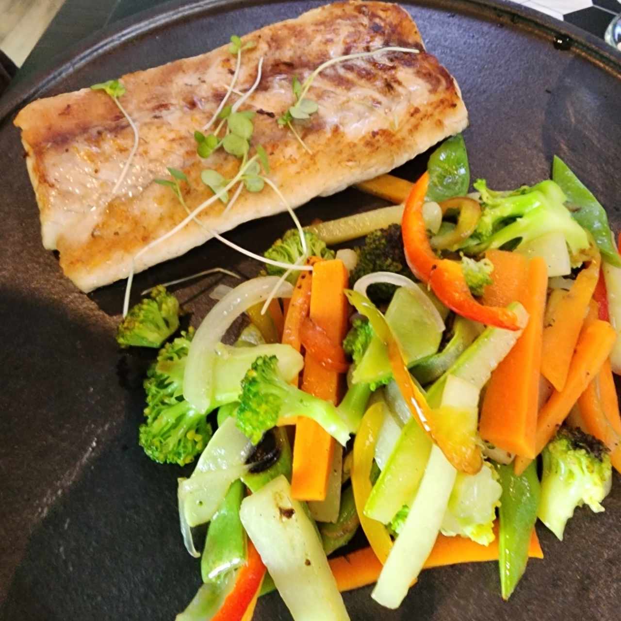 Róbalo + vegetales salteados