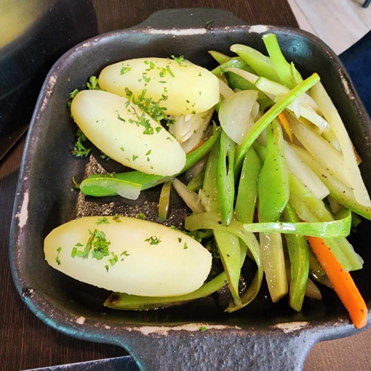 Papas al vapor + vegetales salteados 