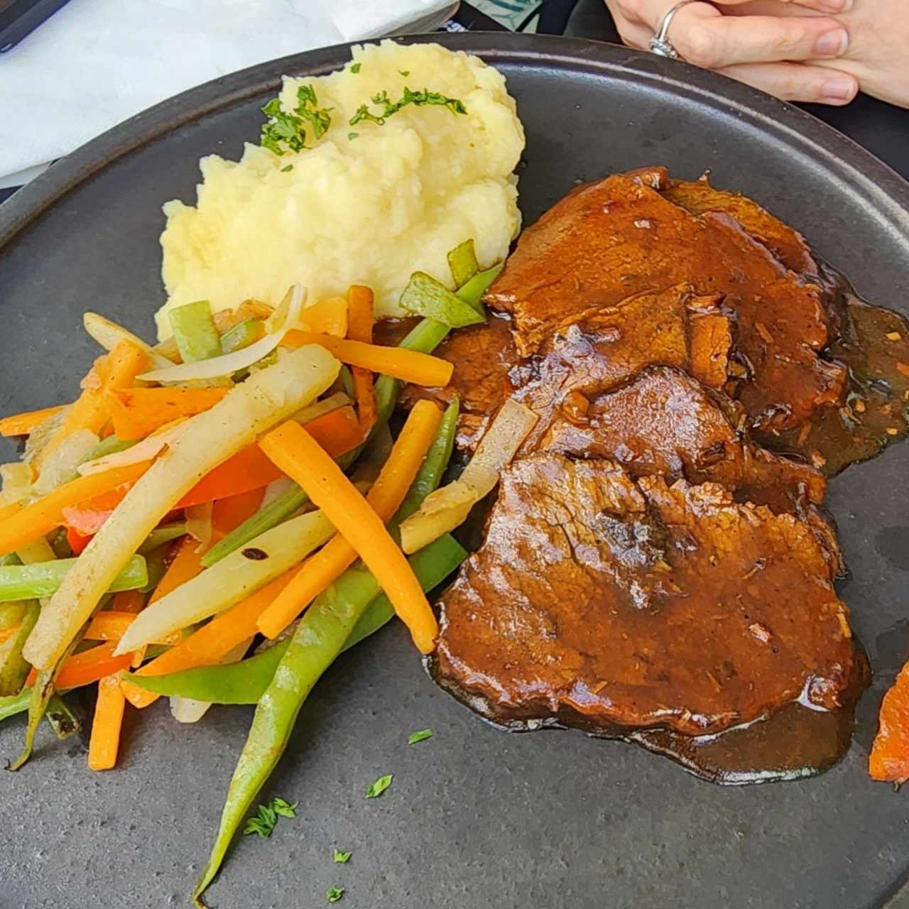 Asado negro + puré de papas + vegetales salteados